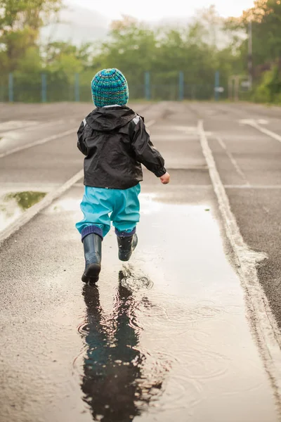 Niño Saltando Charco Abrigo Impermeable Botas Goma —  Fotos de Stock