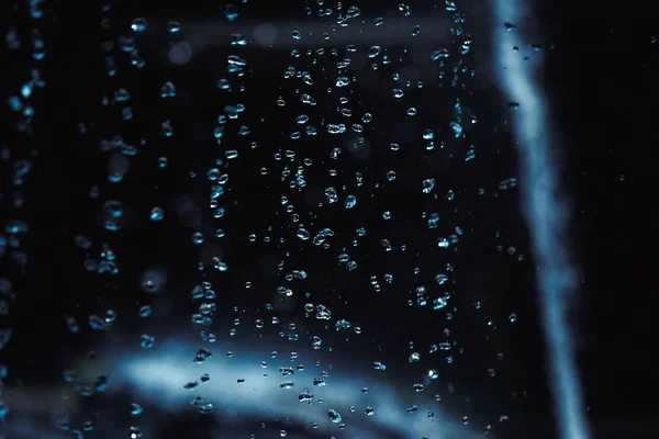 Många droppar vatten närbild i fritt fall — Stockfoto