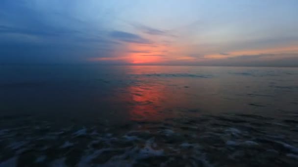 Sea breeze gün batımında — Stok video