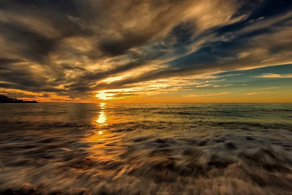 Golven Bij Zonsondergang Stormachtige Zee Rollen — Stockfoto