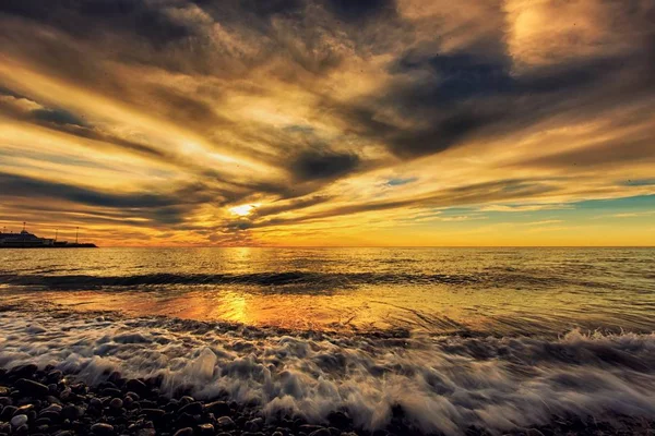 Golven Bij Zonsondergang Stormachtige Zee Rollen — Stockfoto