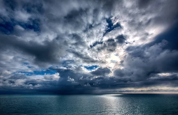 Orilla Del Mar Sol Puesta Del Sol Con Hermosas Nubes —  Fotos de Stock