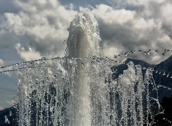 Spray Fontana Sullo Sfondo Montagne Nuvole — Foto Stock