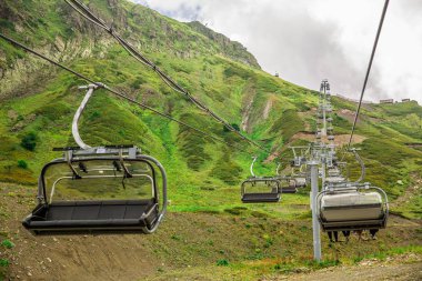 ip yolu dağlar ve bulutlar arka planda