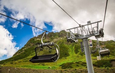 ip yolu dağlar ve bulutlar arka planda