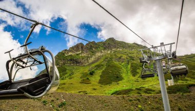 ip yolu dağlar ve bulutlar arka planda