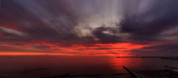 Wunderschöner Sonnenuntergang Mit Unglaublichen Wolken Und Glut — Stockfoto