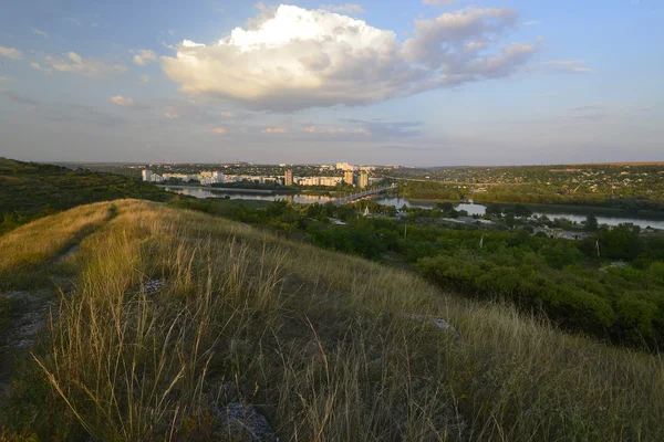 Transdinyester Cumhuriyeti, Dinyester Nehri'nin sol yakasında şehirde Rybnitsa