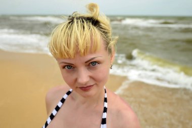 Güzel genç kadın Dünya çapında bir yolculuğa.