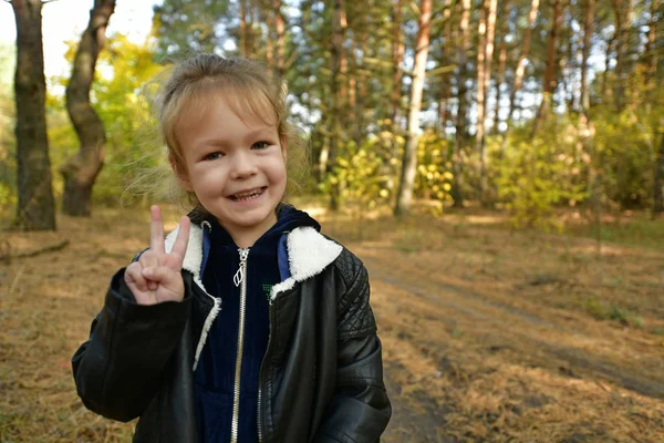 Hermosa Niña Paseo Otoño Bosque — Foto de Stock