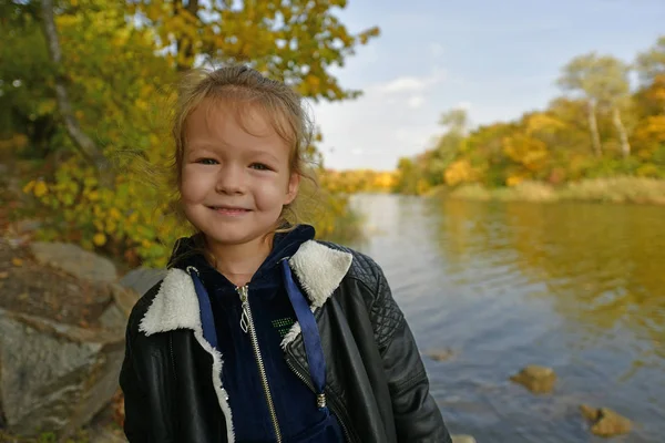 Mooi Klein Meisje Een Herfstwandeling Het Bos — Stockfoto