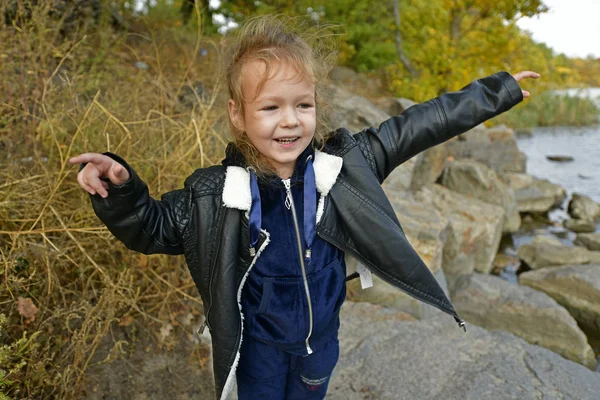 Bella Bambina Una Passeggiata Autunno Nella Foresta Getta Pietre Nel — Foto Stock