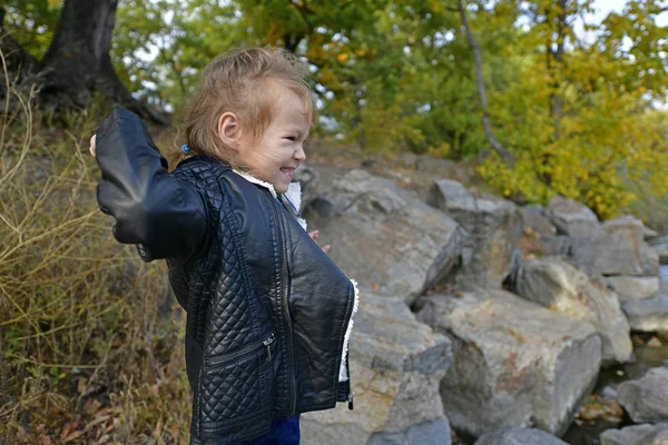 Mooi Klein Meisje Een Wandeling Herfst Het Bos Gooit Stenen — Stockfoto