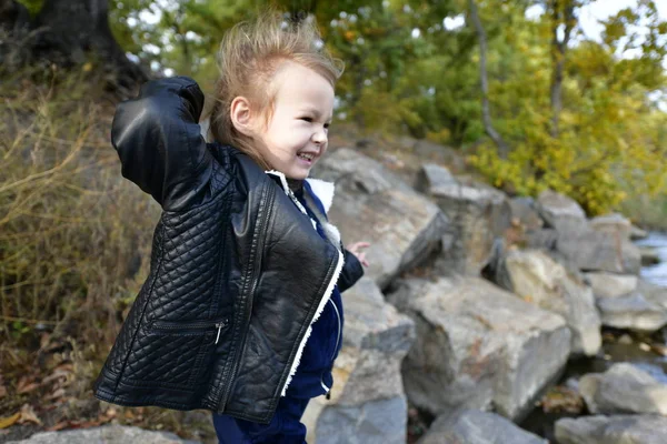 Mooi Klein Meisje Een Wandeling Herfst Het Bos Gooit Stenen — Stockfoto