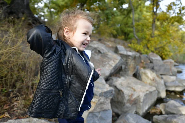 Mooi Klein Meisje Een Wandeling Herfst Het Bos Gooit Stenen — Stockfoto