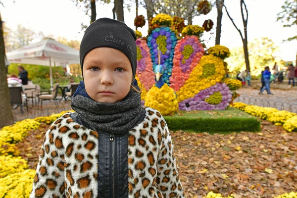 Beautiful Little Girl Autumn Walk Amusement Park — Stock Photo, Image
