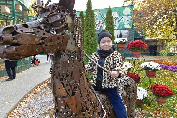 Smuk Lille Pige Efterårstur Forlystelsespark - Stock-foto