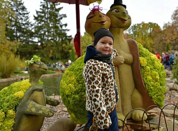 Smuk Lille Pige Efterårstur Forlystelsespark - Stock-foto