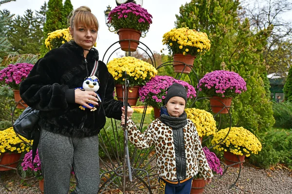 Schöne Erwachsene Mutter Und Ihre Kleine Tochter Bei Einem Herbstspaziergang — Stockfoto
