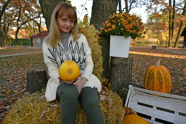 Belle Femme Mûre Lors Une Promenade Automne Dans Village — Photo