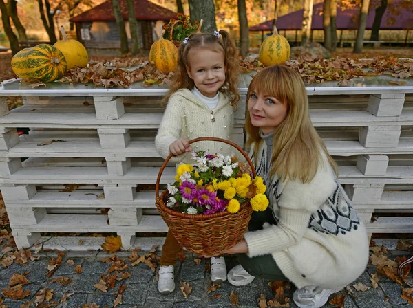 Hermosa Mujer Madura Hija Pequeña Paseo Otoño Pueblo — Foto de Stock