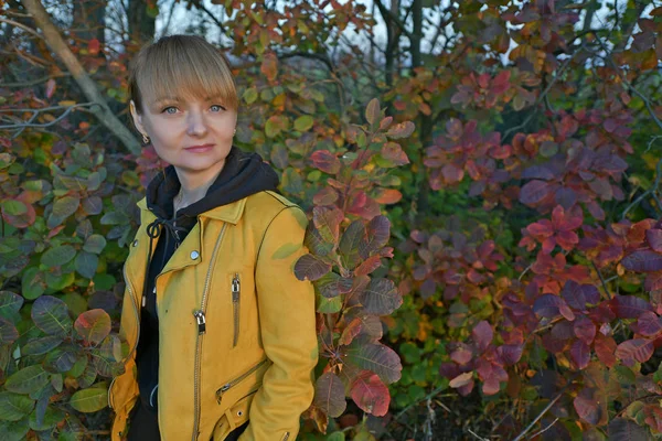 Vacker Mogen Kvinna Höstpromenad Skogen — Stockfoto