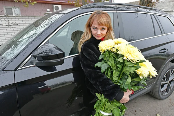 Vuxen Kvinna Bakgrund Bil Ska Till Affären För Att Handla — Stockfoto