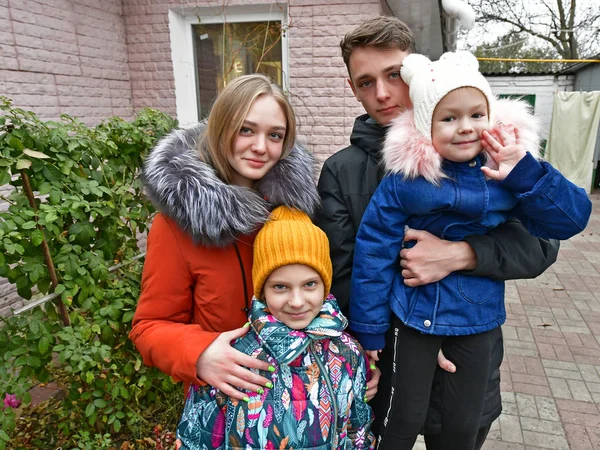 Barnbarn Kom För Att Hälsa Mormor Tog Promenad Gården Till Stockfoto