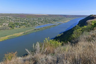Sonbahar gezisi Picoresque dağlarından Arzular Vadisi 'ne ve şelaleye.