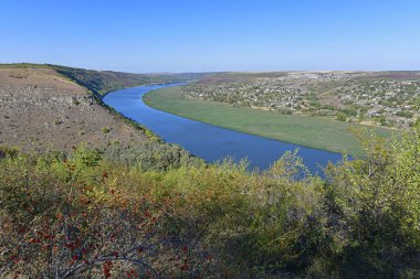 Sonbahar gezisi Picoresque dağlarından Arzular Vadisi 'ne ve şelaleye.
