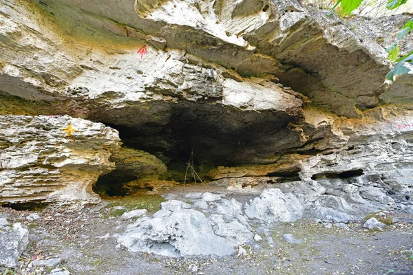 秋天的旅行穿过风景如画的群山 到达渴望的山谷 进而到达瀑布 — 图库照片