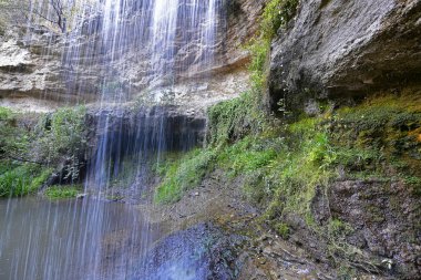 Sonbahar gezisi Picoresque dağlarından Arzular Vadisi 'ne ve şelaleye.