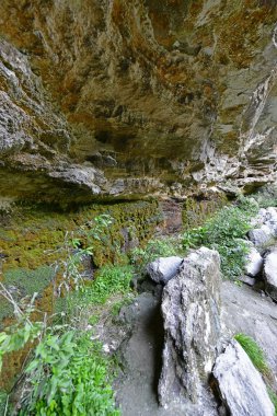 Sonbahar gezisi Picoresque dağlarından Arzular Vadisi 'ne ve şelaleye.