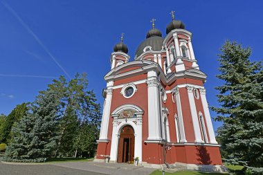 Kilise parkında sonbahar yürüyüşü, kiliseye katılım, dini ibadetler..