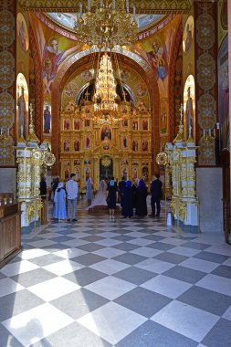 Kilise parkında sonbahar yürüyüşü, kiliseye katılım, dini ibadetler..