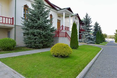 Kilise parkında sonbahar yürüyüşü, kiliseye katılım, dini ibadetler..