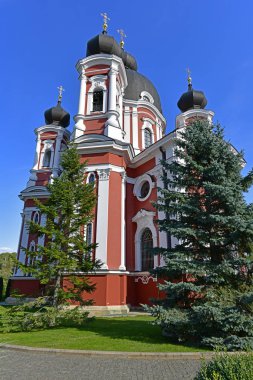 Kilise parkında sonbahar yürüyüşü, kiliseye katılım, dini ibadetler..