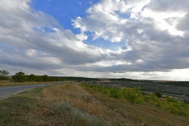 Gün batımında dağların güzel kırsal manzarası.