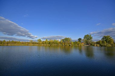 Güzel şehir, bulutlu, sonbahar manzaraları. Ruh hali düzeliyor..
