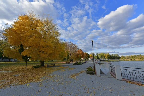 Schöne Stadt Bewölkt Herbstliche Landschaften Verbesserung Der Stimmung — Stockfoto