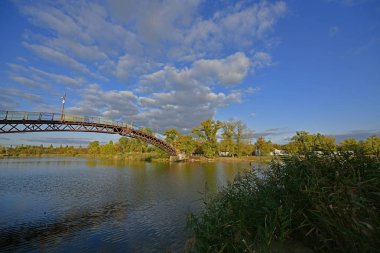 Güzel şehir, bulutlu, sonbahar manzaraları. Ruh hali düzeliyor..