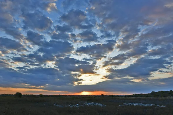 Güzel kırsal alanlar, sonbahar manzaraları ve gün batımları..