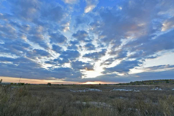 Güzel kırsal alanlar, sonbahar manzaraları ve gün batımları..