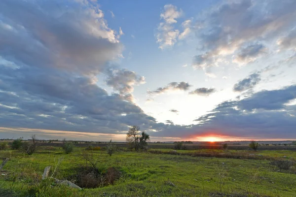 Güzel kırsal alanlar, sonbahar manzaraları ve gün batımları..