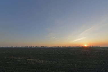 Güzel kırsal alanlar, sonbahar manzaraları ve gün batımları..