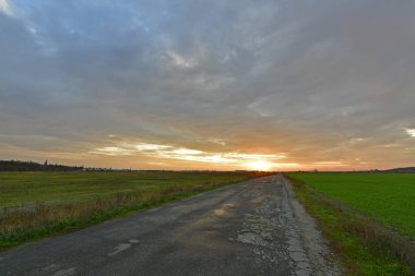 Güzel kırsal alanlar, sonbahar manzaraları ve gün batımları..