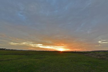 Güzel kırsal alanlar, sonbahar manzaraları ve gün batımları..
