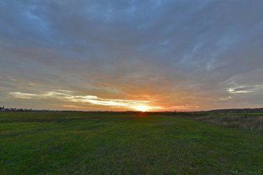 Güzel kırsal alanlar, sonbahar manzaraları ve gün batımları..