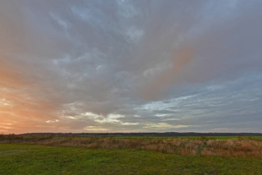 Güzel kırsal alanlar, sonbahar manzaraları ve gün batımları..