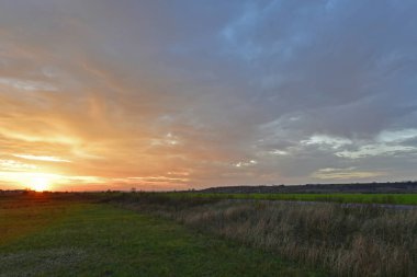 Güzel kırsal alanlar, sonbahar manzaraları ve gün batımları..
